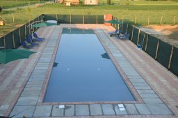 piscina pubblica con illuminazione rgb